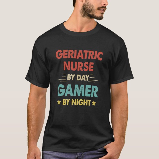Camiseta Enfermeira Geriátrica Por Jogador Do Dia Pela Noit (Frente)