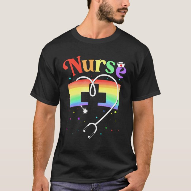Camiseta Enfermeira Lgbtq Orgulho gay Rainbow Flag Nurs Reg (Frente)