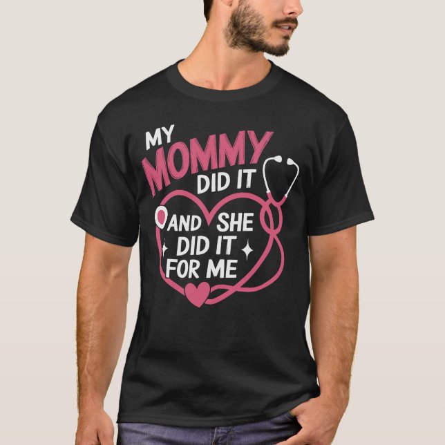 Camiseta Enfermeira Mãe Formando Minha Mamãe Fez E Ela Fez (Frente)