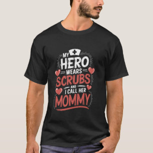 Camiseta Enfermeira Mãe Meu Herói Usa Jaleco E Eu Chamo Ela