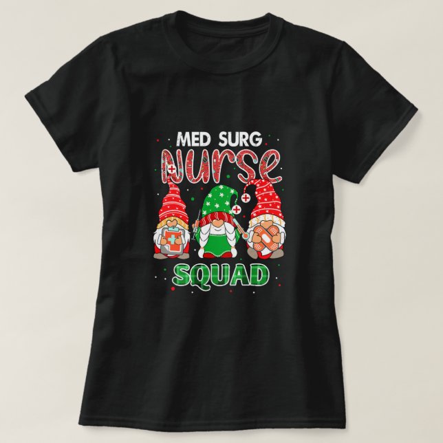 Camiseta Enfermeira Med Surg Gnomos de Natal na Esquadra do (Frente do Design)