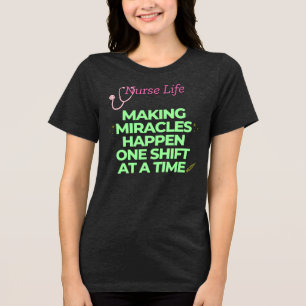 Camiseta Enfermeira os milagres do Fazer de vida acontecem