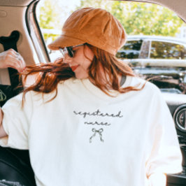 Camiseta Enfermeira Registrada Laço Coquette de Letra Preta