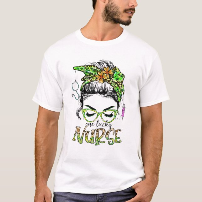 Camiseta Enfermeira Sortudo Messy Bun Shamrock (Frente)