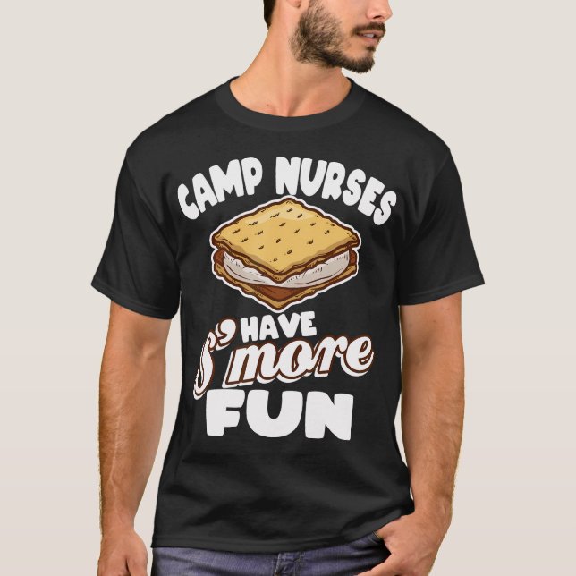 Camiseta Enfermeiras de Acampamento se Divertem Mais com S' (Frente)