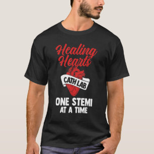 Camiseta Enfermeiro com cateter numa enfermaria do laborató