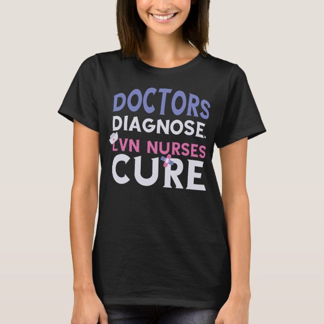 Camiseta Enfermeiro LVN Cure Médicos Diagnosticados Enferme (Frente)