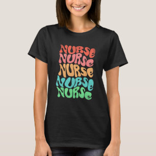 Camiseta Enfermeiro Retro Groovy Repetindo Texto Arco-Íris