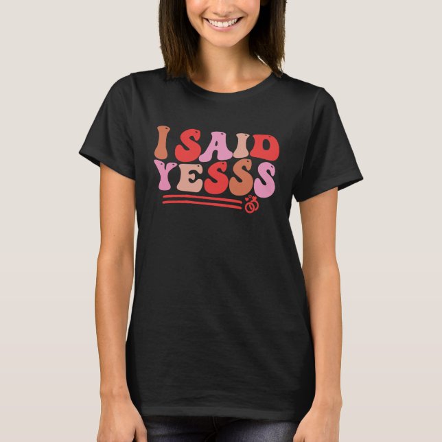 Camiseta Engagement Announcement  I Said Yes 2023 Groovy Wa (Frente)