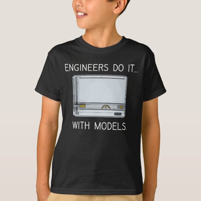Camiseta Engenheiros Fazem... Com Modelos. (Frente)