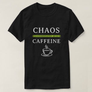 Camiseta engraçada 'Caos Coordenado por Cafeína'