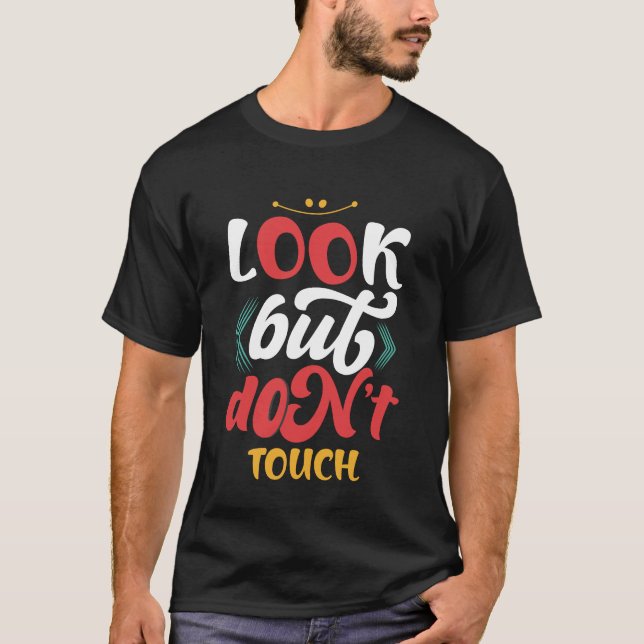 Camiseta engraçada com citação tipográfica "Olhe M (Frente)