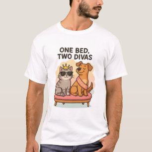 Camiseta Engraçada de Gato e Cão - Uma Cama, Dois 