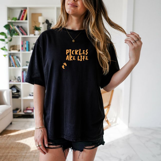 Camiseta engraçada de gravidez com impressão digit (This charming pregnancy tee with  delightful yellow fingerprint  & phrase "pickle are life")