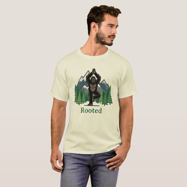 Camiseta engraçada de Yoga com Pé-grande na Pose d (Frente Completa)