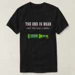 Camiseta engraçada do despedida de solteiro<br><div class="desc">O fim está próximo,  compre a este homem uma cerveja. Camiseta personalizada com nome para despedida de solteiro.</div>