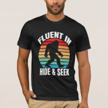 Camiseta engraçada do Pé Grande fluente em esconde