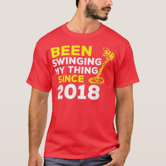 Camiseta Engraçada Está Balançando Minha Coisa Desde 2018