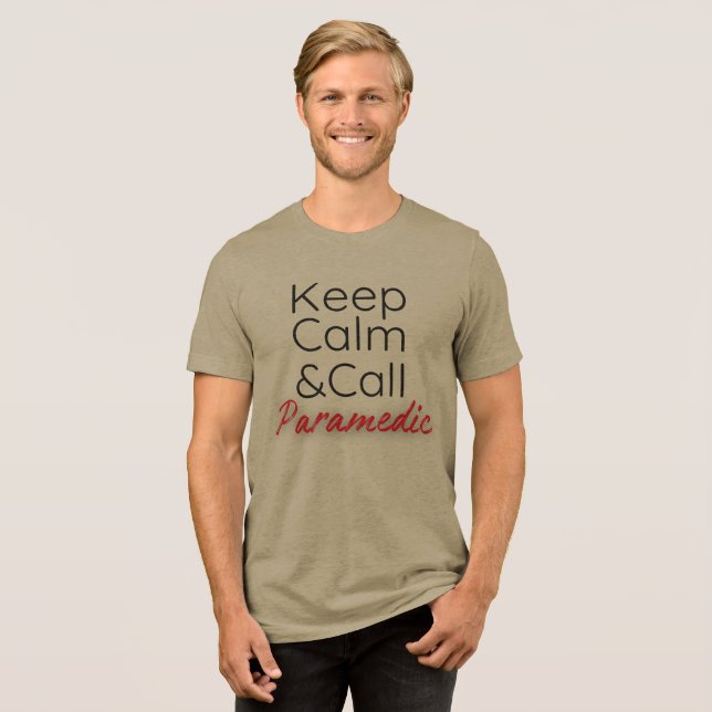 Camiseta Engraçada Manter Calmo e Chamada Paramédi (Frente Completa)