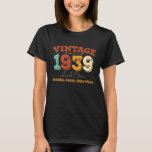 Camiseta Engraçado 1939 Vintage, 86 anos, Presente de anive<br><div class="desc">Celebre em estilo com este design de aniversário personalizado. Perfeito para aniversários de todas as idades, do marco 21rua, 30, 40º, 50º e além. Projetado para se destacar, este design gráfico faz uma ideia ideal de presente de aniversário para homens e mulheres que amam roupas únicas, divertidas e personalizadas. Quer...</div>