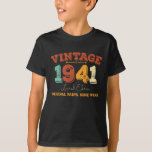 Camiseta Engraçado 1941 Vintage, 84 anos, presente de anive<br><div class="desc">Celebre em estilo com este Adorável design de aniversário Engraçado. Perfeito para aniversários de todas as idades, do marco 21rua, 30, 40º, 50º e além. Projetado para se destacar, este design gráfico faz uma ideia ideal de presente de aniversário para homens e mulheres que amam roupas únicas, divertidas e personalizadas....</div>