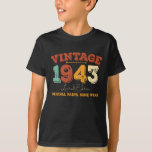 Camiseta Engraçado 82 anos de idade 1943 Vintage 82º presen<br><div class="desc">Celebre em estilo com este Adorável design de aniversário Engraçado. Perfeito para aniversários de todas as idades, do marco 21rua, 30, 40º, 50º e além. Projetado para se destacar, este design gráfico faz uma ideia ideal de presente de aniversário para homens e mulheres que amam roupas únicas, divertidas e personalizadas....</div>