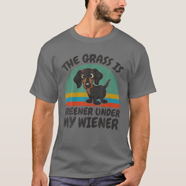 Camiseta Engraçado, A Grama É Mais Verde Sob O Meu Wiener D (Frente)