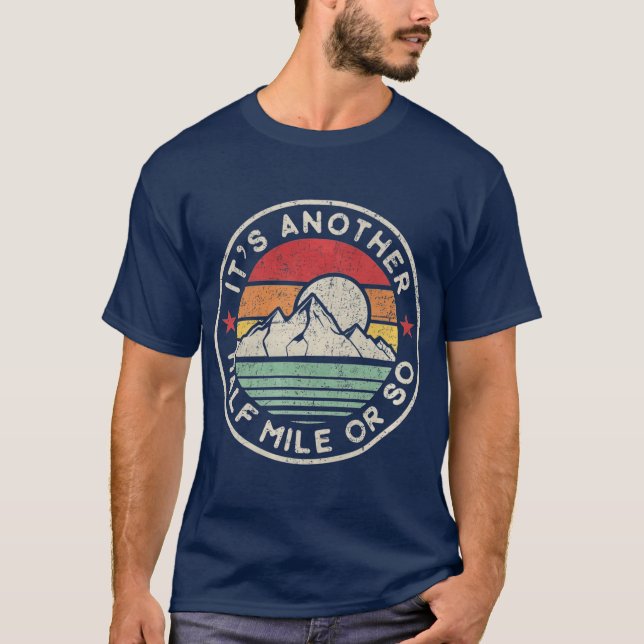 Camiseta Engraçado acampamento de caminhada Outra meia milh (Frente)