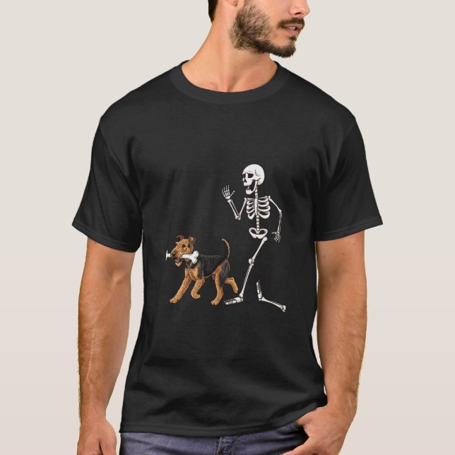 Camiseta Engraçado Airedale Terrier e Esqueleto de Hallowee (Frente)