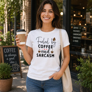 Camiseta Engraçado Alimentado Por Café E Sarcasmo