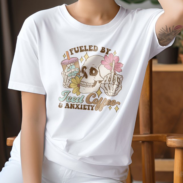 Camiseta Engraçado Alimentado por Café Forçado E Ansiedade (Criador carregado)