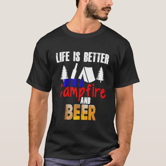 Camiseta Engraçado Camping Life É Melhor Com Campfire Beer  (Frente)