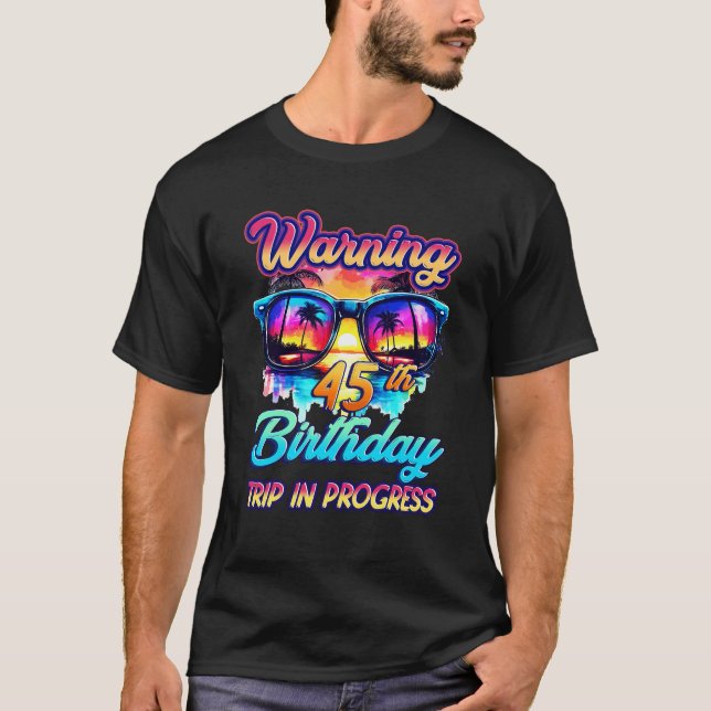 Camiseta Engraçado Com 45 Anos De Idade Alertando 45 Passos (Frente)