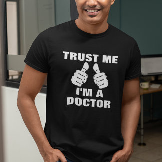 Camiseta Engraçado Confie em mim, sou médico