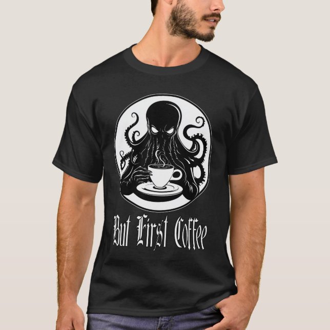 Camiseta Engraçado Cthulhu - Mas Primeiro Café (Frente)