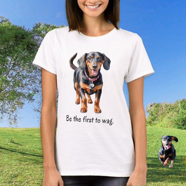 Camiseta Engraçado Dachshund Dog Humor (A cute t-shirt with dachshund picture in a watercolor style, and caption 'Be the first to wag')