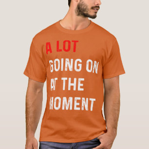 Camiseta Engraçado dizer muito acontecendo no momento