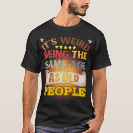 Camiseta Engraçado É Estranho Ter A Mesma Idade Que Pessoas