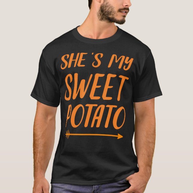 Camiseta Engraçado Ela É Minha Batata Doce Por Cortar Casal (Frente)