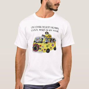 Camiseta Engraçado Em Uma Estrada Escura Do Deserto Cão Sen