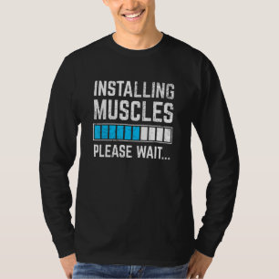 Camiseta Engraçado Engraçado Instalando Músculos Por Favor 