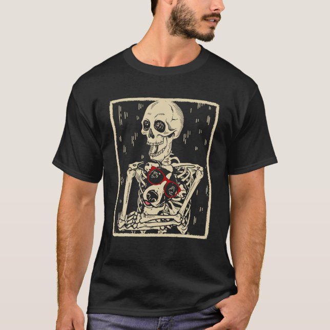 Camiseta Engraçado Esqueleto Abraça Cachorro de Beijo Retro (Frente)