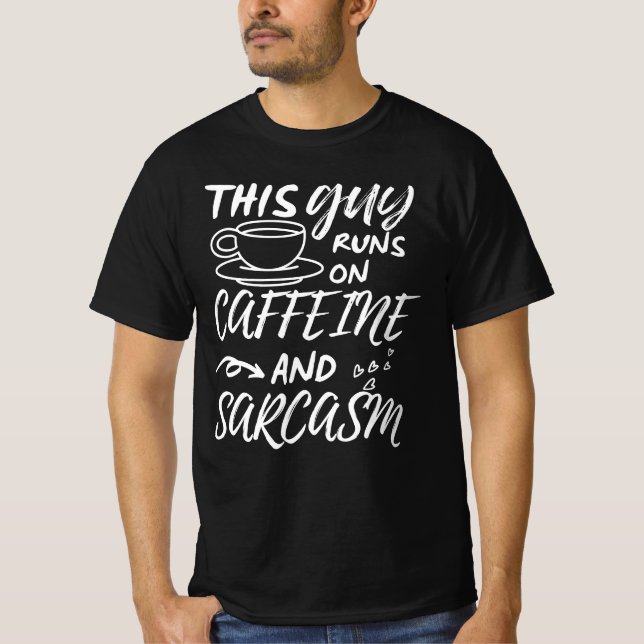 Camiseta Engraçado Esta Cara Funciona Em Cafeína E Sarcasmo (Frente)