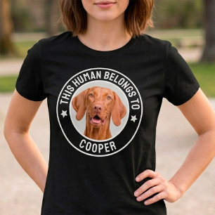 Camiseta Engraçado Este Humano Pertence Ao Nome Do Cachorro