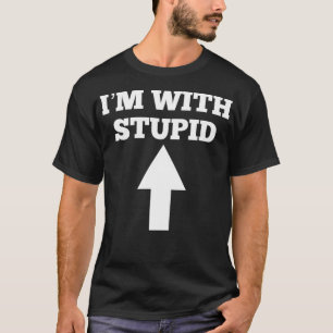 Camiseta Engraçado, estou com o idiota e a seta apontando p