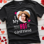 Camiseta Engraçado Eu Amo Minha Foto Personalizada Rosa Nam<br><div class="desc">Procurando uma maneira única e divertida de mostrar ao seu namorado quanto você se importa com esse Dia de os namorados? Não olhe mais do que nossa camiseta 'I Love My pscHOTic Namorada'! Este na moda e moda apresenta uma bela estrutura cardíaca e corações cor-de-rosa, fazer a maneira perfeita de...</div>