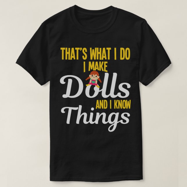 Camiseta Engraçado Eu Faço Bonecas E Eu Sei Coisas Que A Bo (Frente do Design)
