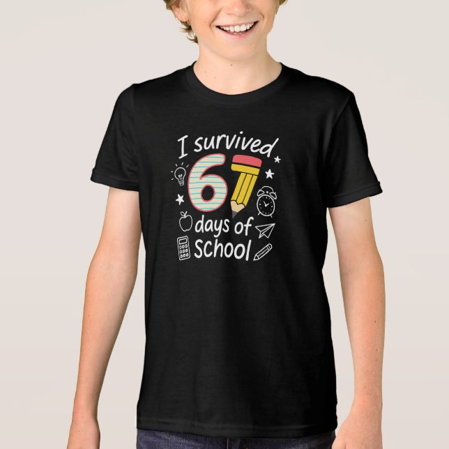 Camiseta Engraçado Eu Sobrevivi 67 Dias de Aula meme (Frente)
