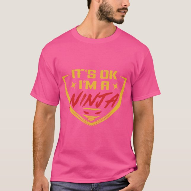 Camiseta Engraçado Guerreiro Ninja Está Tudo Bem, Sou Um Pr (Frente)