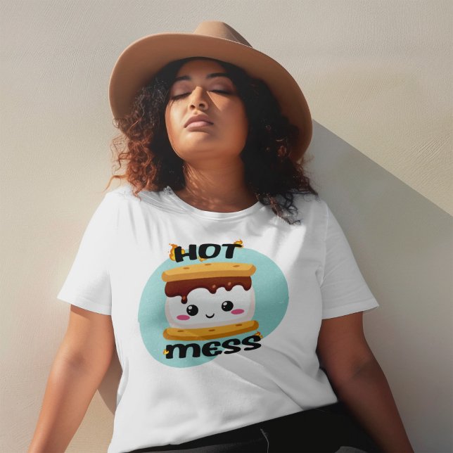 Camiseta Engraçado Kawaii Chora Mess Quente (No need to be “mallow-dramatic”. This fantastic hot mess sticker features some serious eye candy.)
